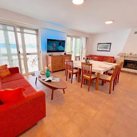 Daire Terrace With Panoramic Seaview Uble
